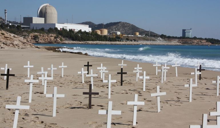 Plantada de creus simbòlica a la platja de l&#039;Almadrava. 