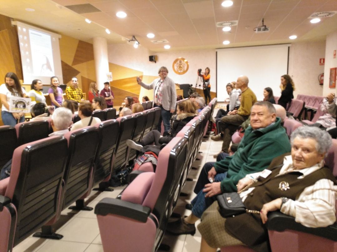 Juliana y Faustino en primer plano en el encuentro con los alumnos de la Facultad de Educación, con Xoan González y Quico Arribas