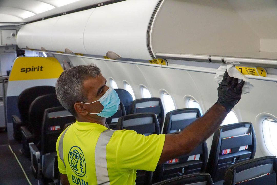 Un trabajador de Spirit Airlines limpiando el interior de un avión