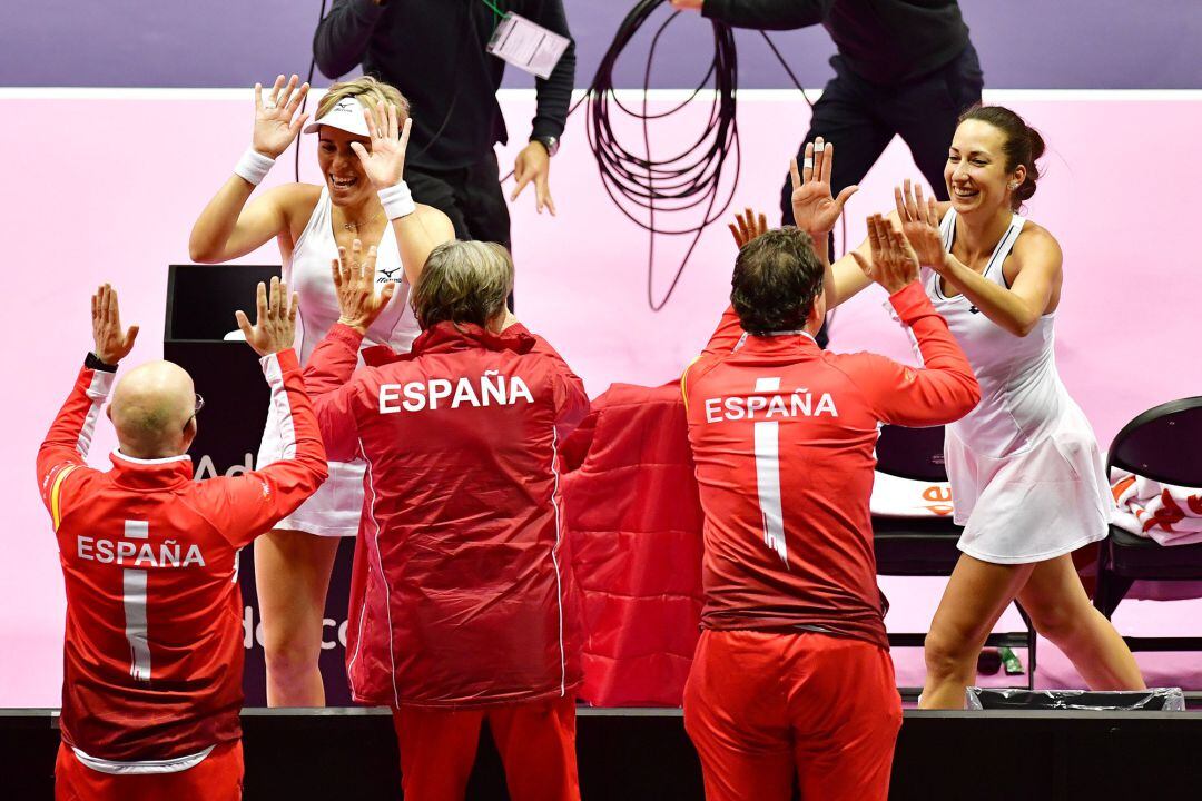 Maria José Martínez y Georgina García celebran el triunfo ante Japón.