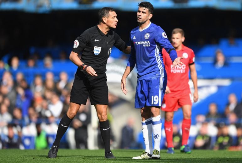 Diego Costa charla con el árbitro Andre Marriner