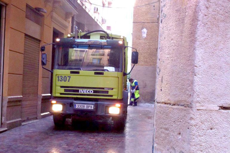 Camión de Limasa en el centro de Málaga en las tareas de limpieza tras la huelgas de basuras