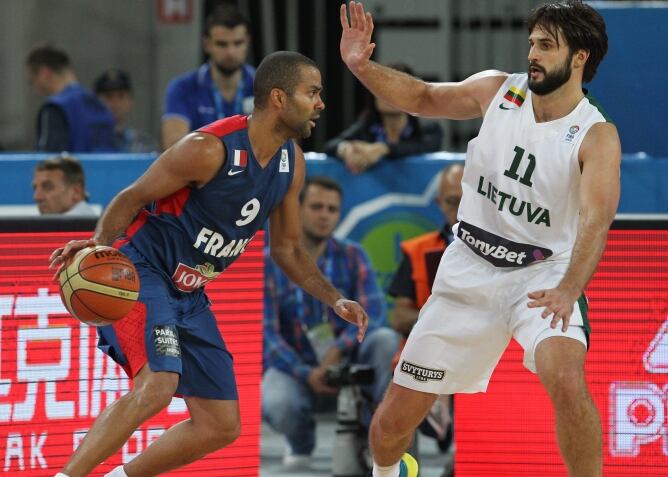 Tony Parker bota con la presión de Linas Kleiza