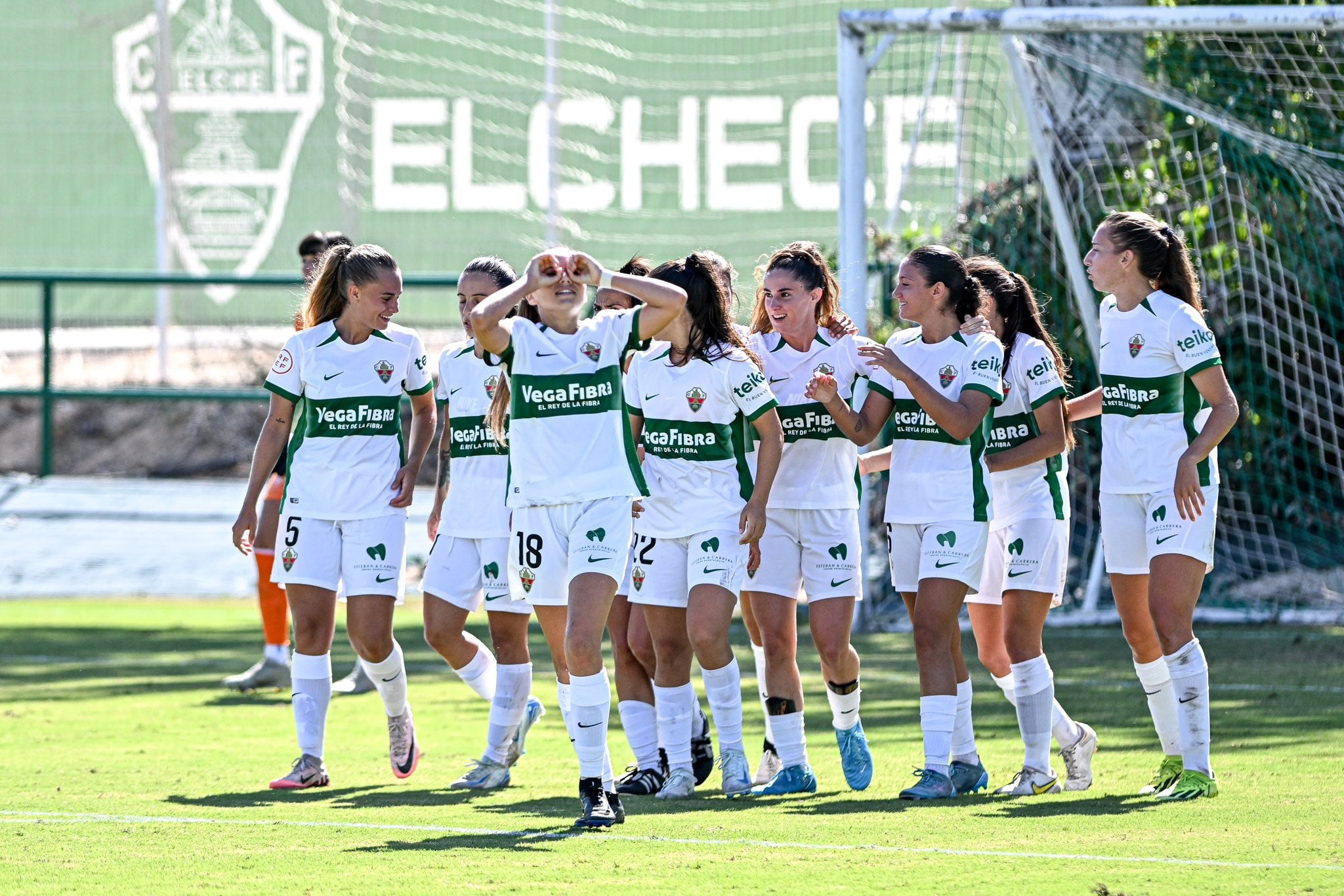 Las jugadoras del Elche festejan uno de los goles en su triunfo ante el Tenerife