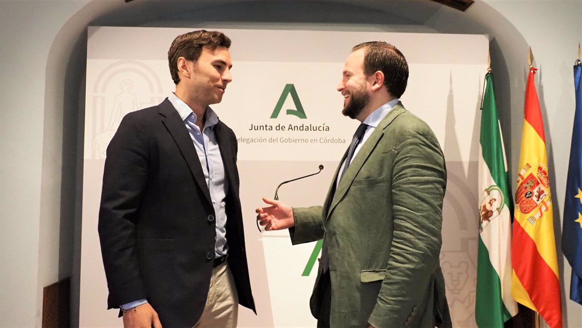 El delegado de Economía, Hacienda y Fondos Europeos, Agustín López (dcha.), acompañado por el secretario general de la delegación de Política Industrial y Energía, Juan Luis Lara