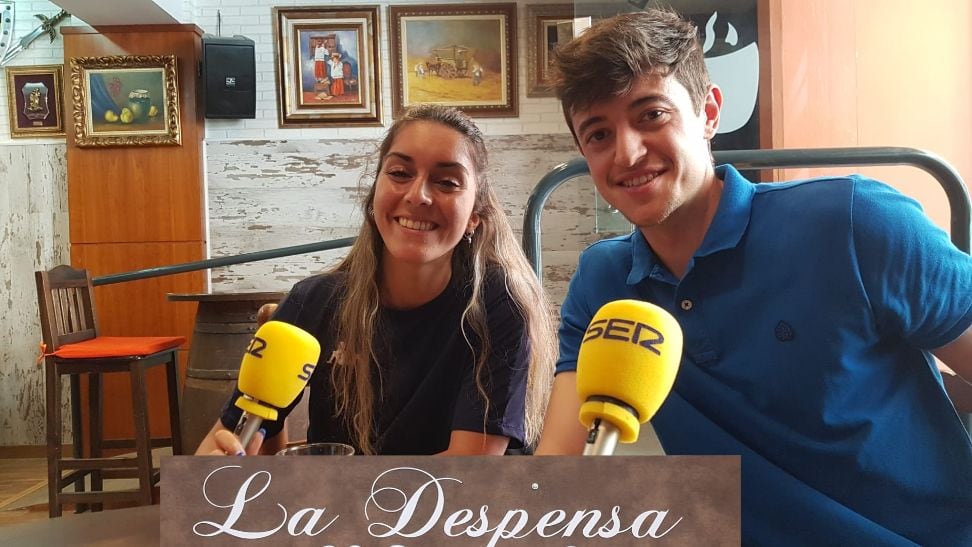 Ingrid Moreno y Álvaro Molina, fotógrafa y jefe de Prensa del Alcoyano en La Despensa