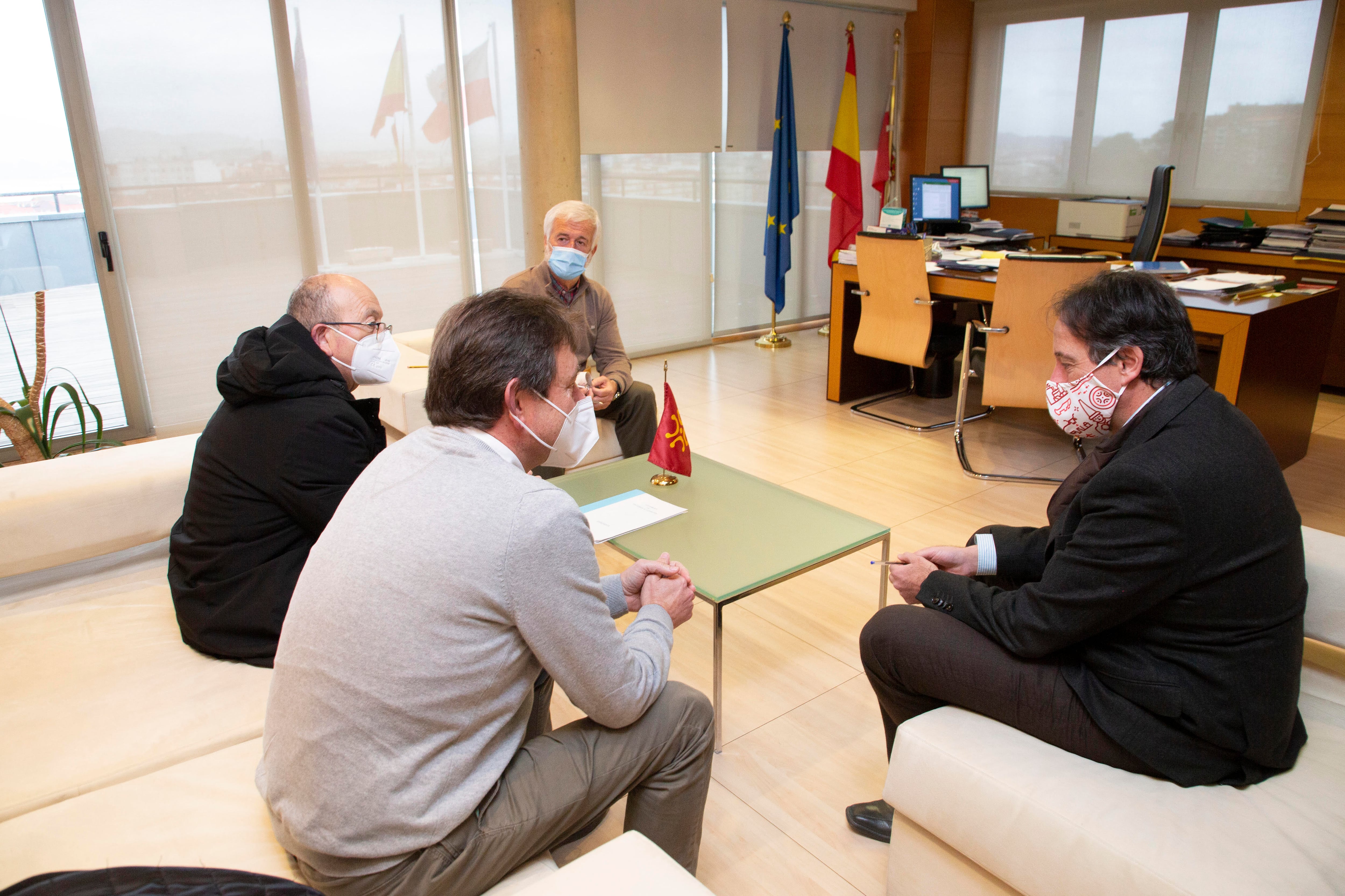 El consejero de Obras Públicas, Ordenación del Territorio y Urbanismo, José Luis Gochicoa reunido con el alcalde de San Vicente de La Barquera, Dionisio Luguera.