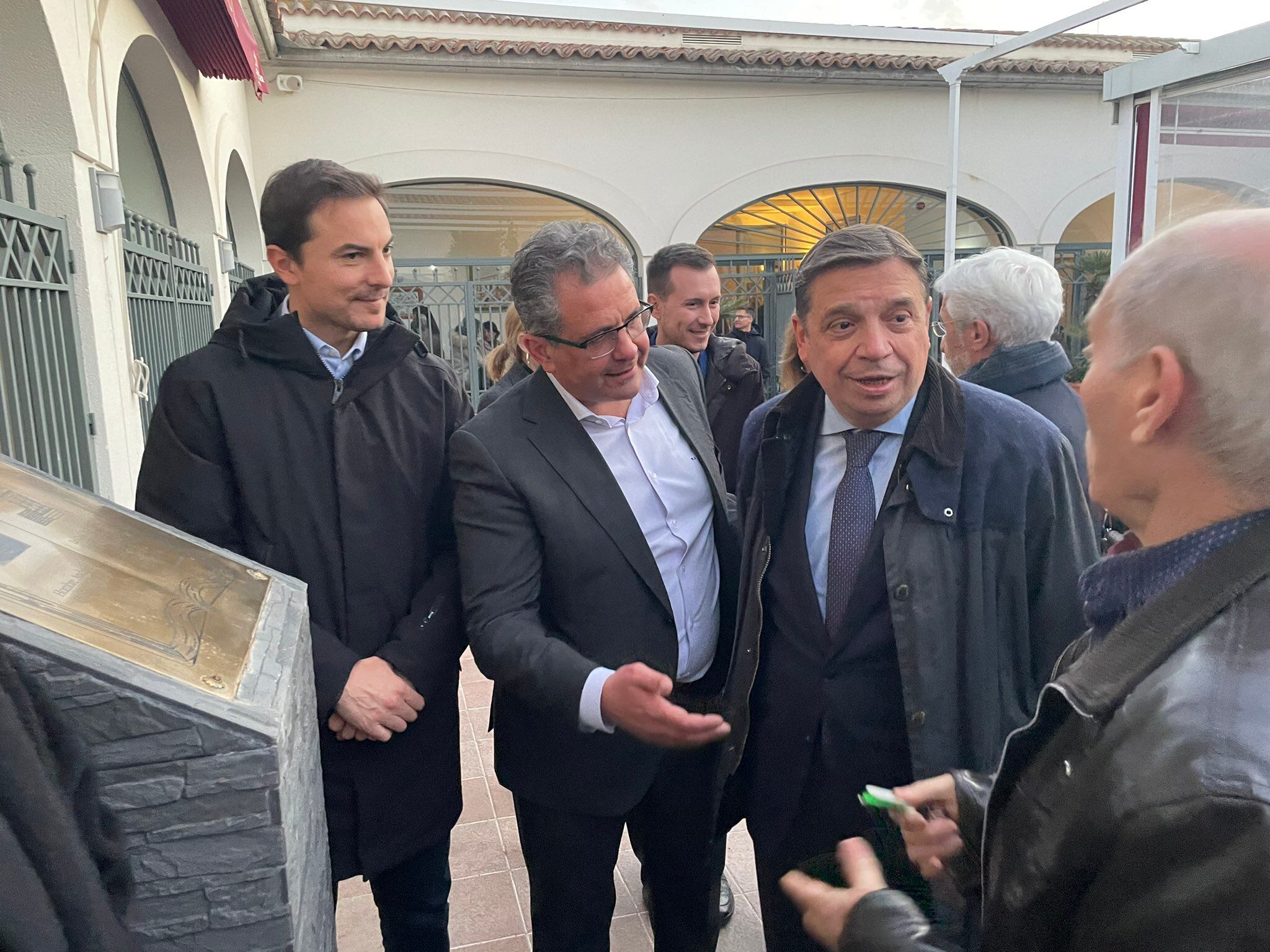 El ministro Luis Planas (a la derecha) junto a Juan Lobato, secretario general del PSOE de Madrid, y Ramón Jurado, alcalde de Parla