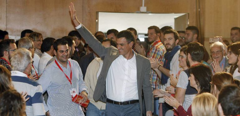 GRA167 ALICANTE, 25/10/2015.- El secretario general del PSOE, Pedro Sánchez, a su llegada a la clausura, hoy en Alicante, de la Conferencia Política que durante dos días han celebrado en la Universidad de Alicante las Juventudes Socialistas de España (JSE). A su lado el secretario general de las JSE, Nino Torres. EFE/MORELL