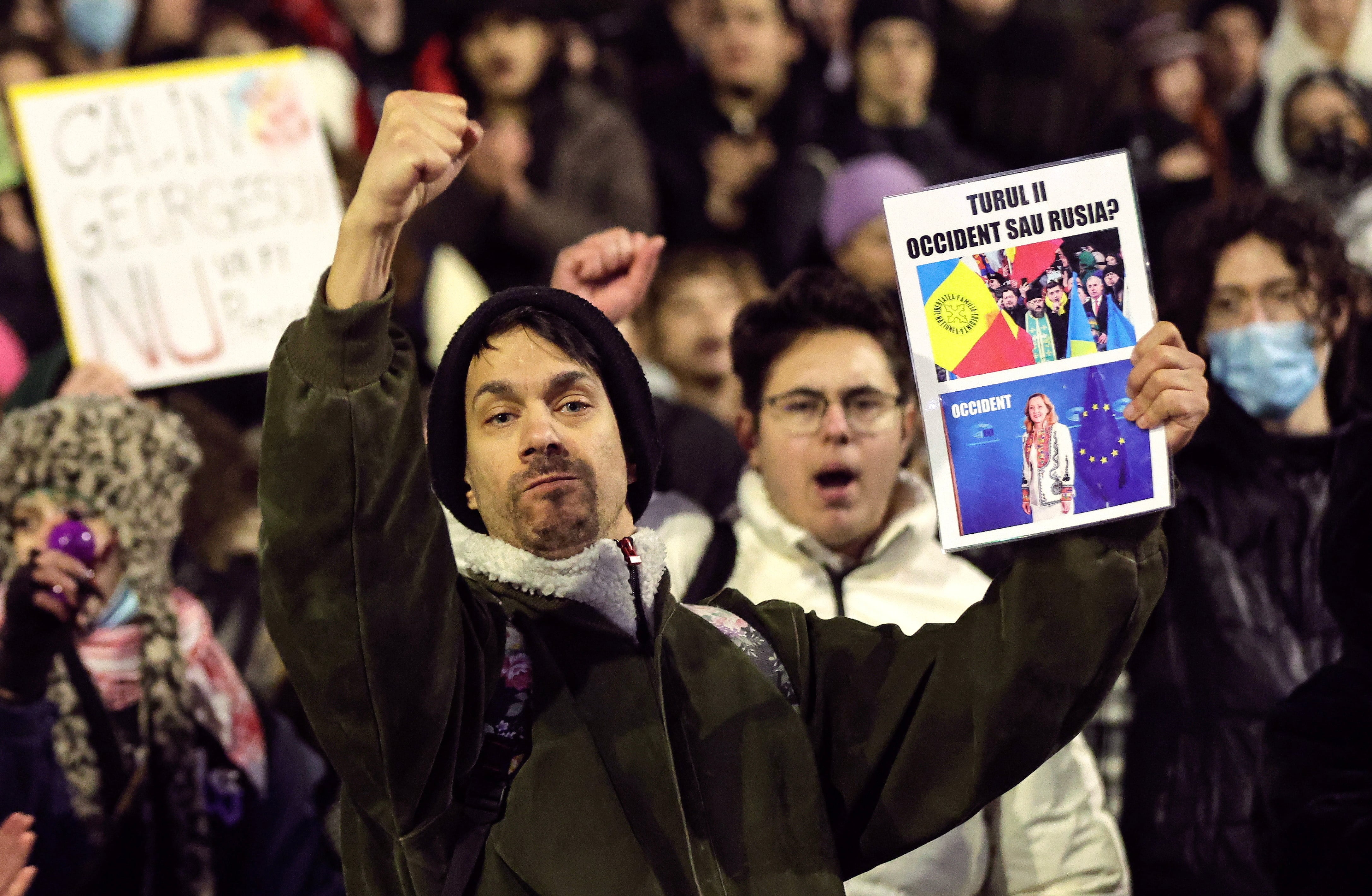 Protestas en Bucarest después de la victoria del candidato de extrema derecha, Calin Georgescu, en la primera ronda de las elecciones presidenciales