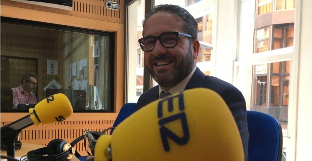 Miguel López Abad en los estudios de Radio Murcia