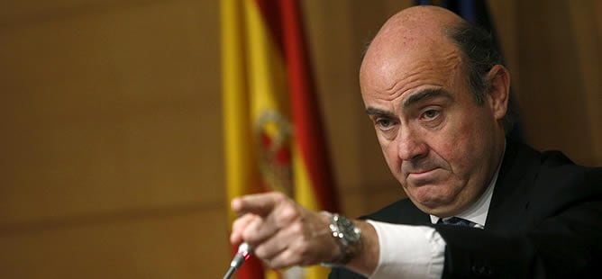 El ministro de Economía y Competitividad, Luis de Guindos, ha comparecido en la sede de su ministerio para informar del resultado de la reunión del Eurogrupo celebrada este sábado sobre el futuro de la banca española.