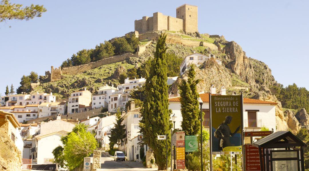 Entrada a Segura de la Sierra con el castillo de la localidad al fondo.