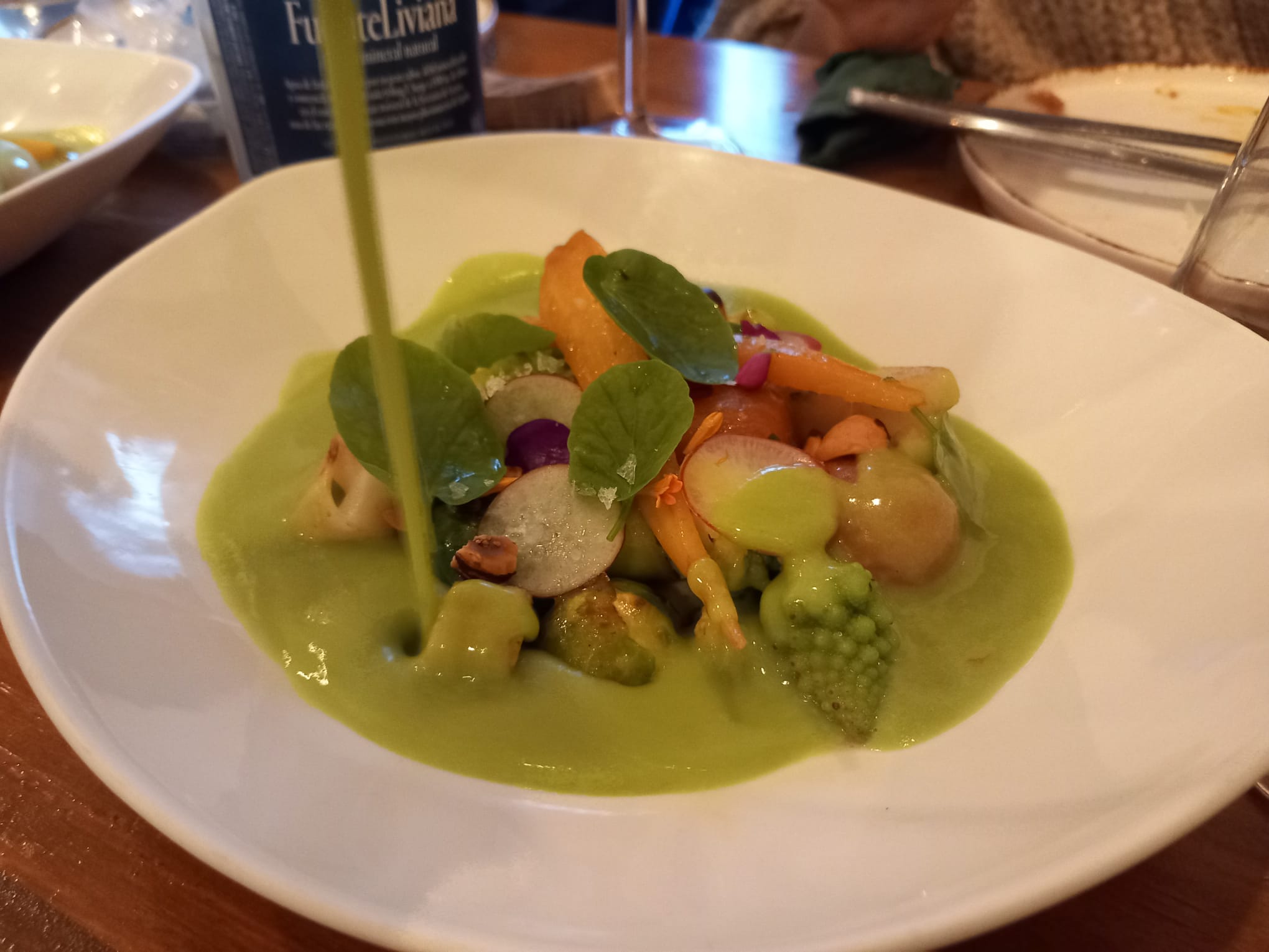 Verduras de temporada asadas y salteadas con toffe de guisantes