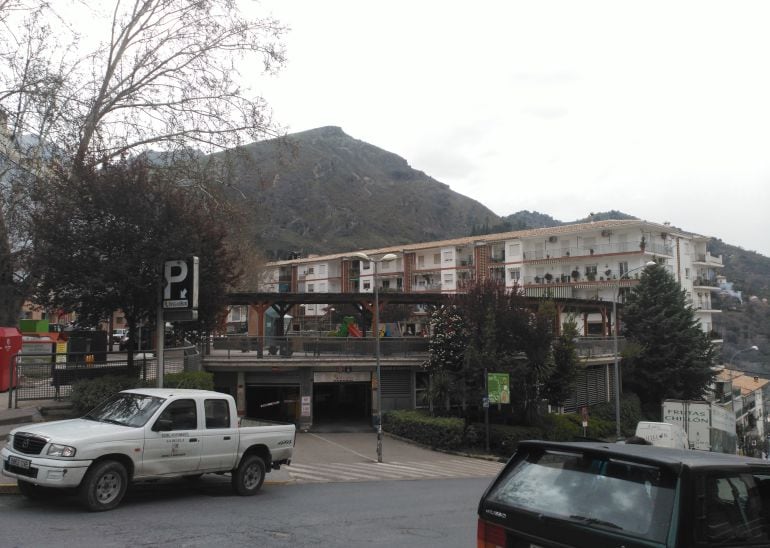 Entrada al parking público de Cazorla en la plaza de Andalucía