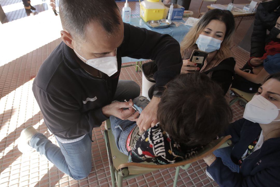 Un niño se vacuna en un colegio de Alicante. 