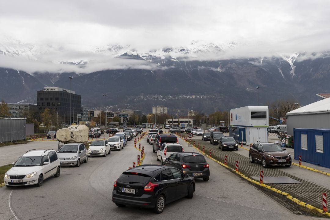 Fila de coches al pie de la montaña en Innsbruck, Austria.