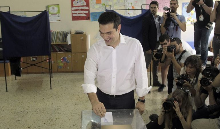 El primer ministro griego, Alexis Tsipras, emitiendo su voto este domingo para el referéndum.