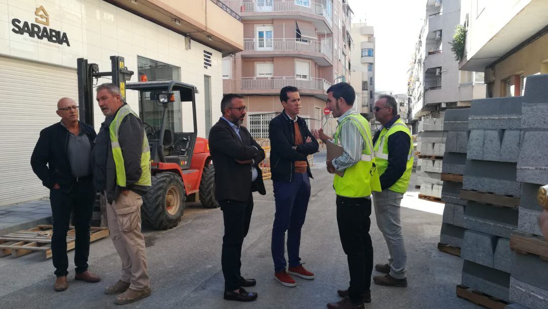 Visita a la obra de reforma en la calle Juan de Austria de Elda