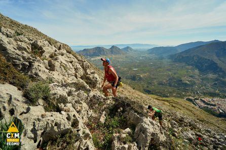 Deportistas en otro tramo, con la localidad de Albánchez de Mágina y Bedmar de fondo