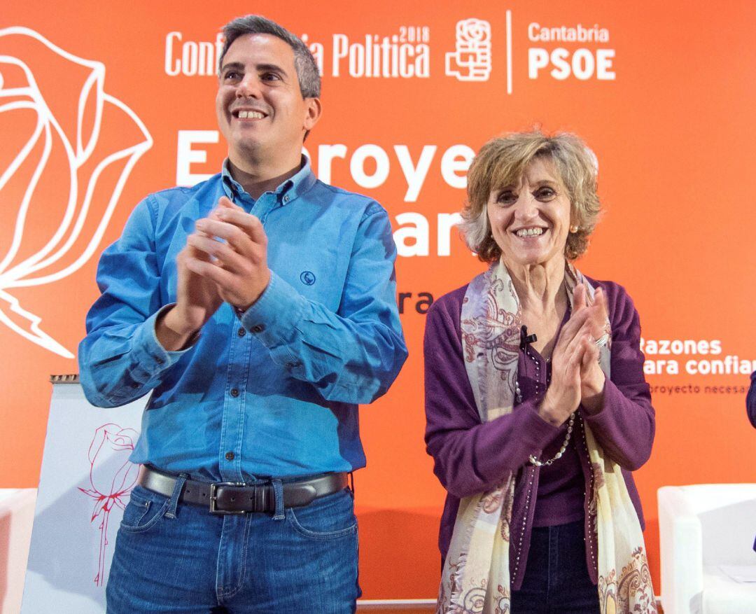 La ministra de Sanidad, Luisa Carcedo acompañada por el secretario general de los socialistas cántabros, Pablo Zuloaga, durante su asistencia a la clausura de la primera Conferencia Política del PSOE de Cantabria.