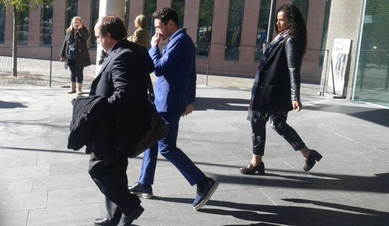 El jugador del Barça Adriano (al centre de la imatge) a la Ciutat de la Justícia