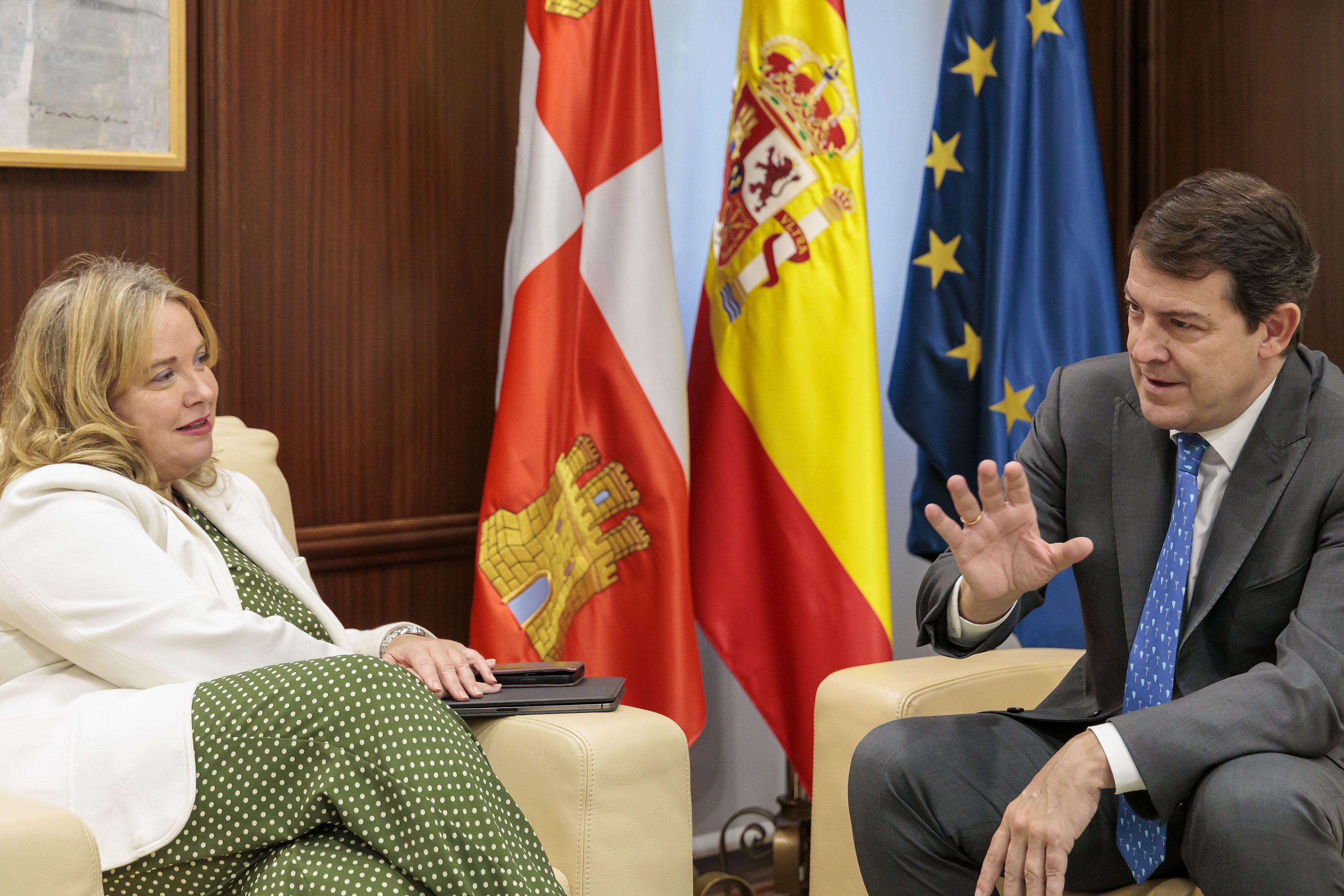 La alcaldesa de Burgos, Cristina Ayala, reunida con el presidente de la Junta, Alfonso Fernández Mañueco