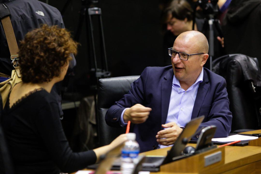 El portavoz socialista en materia educativa, Carlos Gimeno, en una imagen de archivo de la actividad parlamentaria