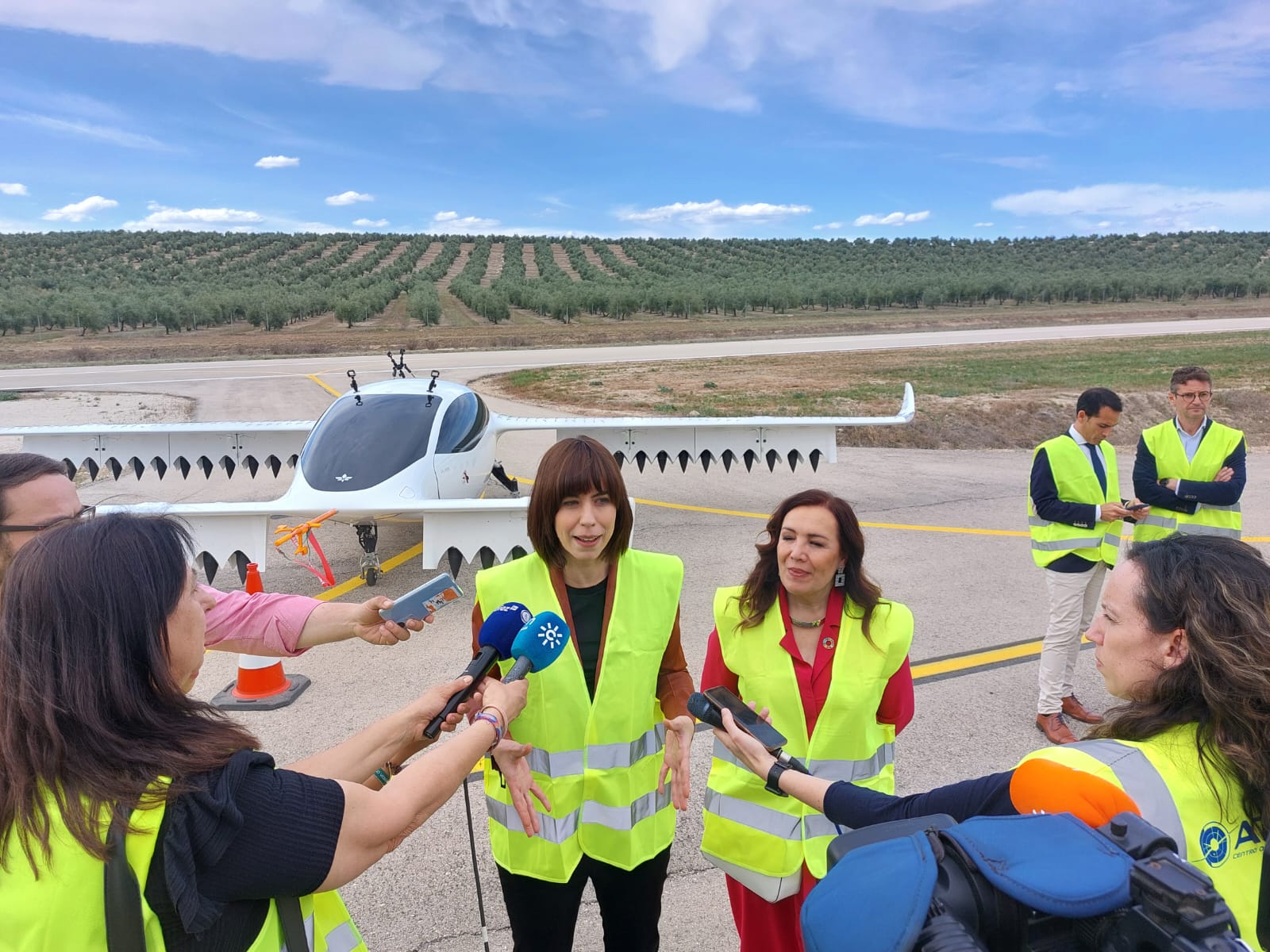 La ministra de  Ciencia e Innovación, Diana Morant, visita el centro de vuelos ATLAS en Villacarrillo