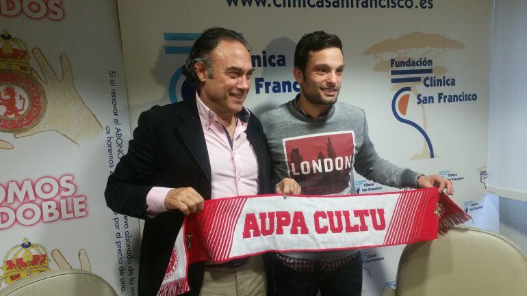Felipe Llamazares y Marcos Álvarez, durante la presentación del jugador gallego