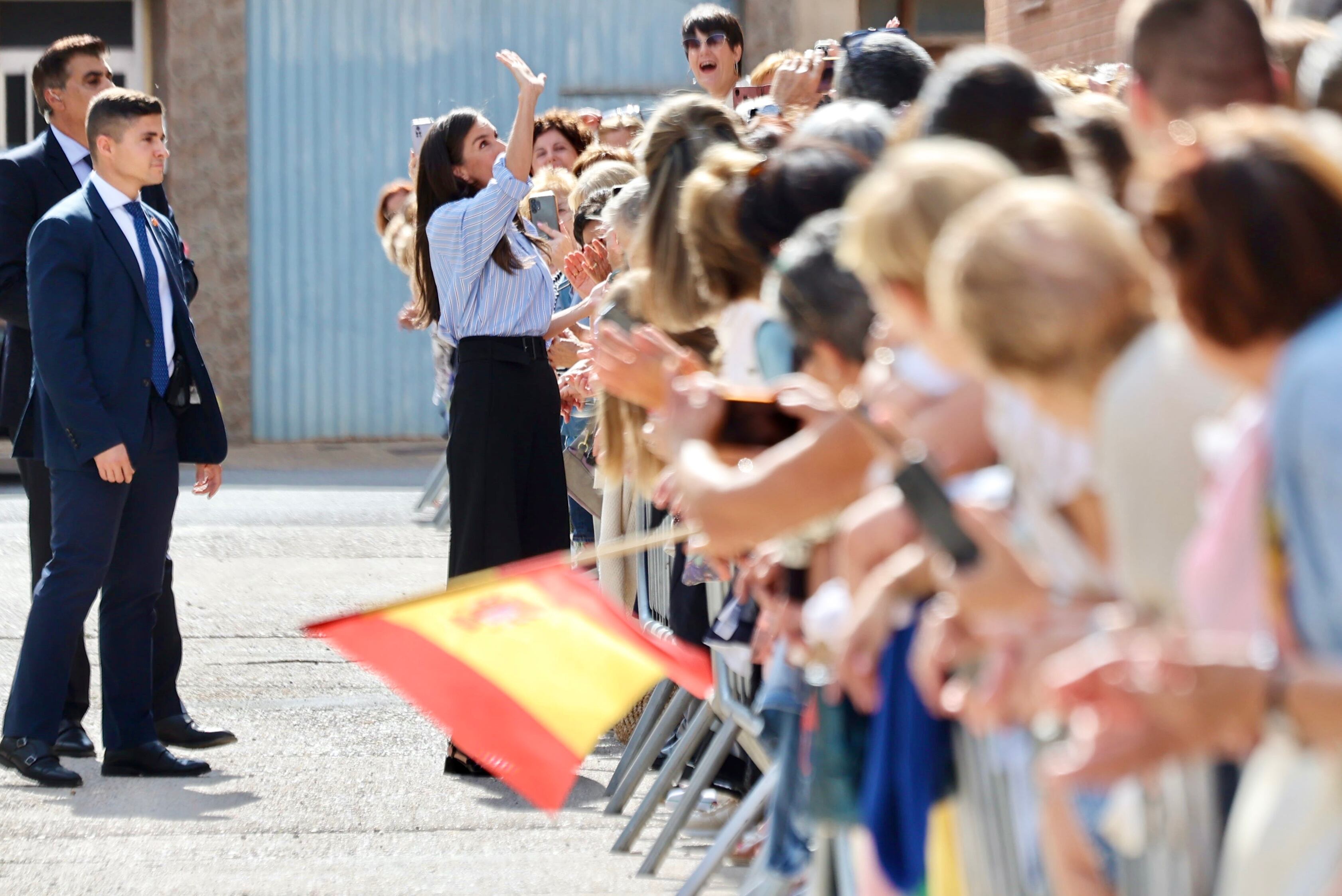 RINCÓN DE SOTO (LA RIOJA), 12/09/2025.- La reina Letizia ha inaugurado este viernes el curso escolar 2025-2026 con una visita al colegio de Educación Infantil y Primaria &#039;Entresotos&#039;, en el municipio riojano de Rincón de Soto, que se ha puesto en marcha este mes de septiembre con 338 alumnos de entre 3 y 12 años. Acompañada por la ministra de Educación, Formación Profesional y Deportes, Pilar Alegría; y el presidente del Gobierno de La Rioja, Gonzalo Capellán, entre otras autoridades, la reina ha recorrido el centro, cuya ampliación ha comenzado a funcionar este curso. -EFE/ Raquel Manzanares.

