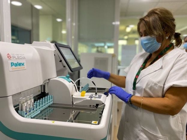 Una técnico del Servicio de Análisis Clínicos del Hospital Reina Sofía controlando el equipo de cuantificación de test de sangre oculta en heces