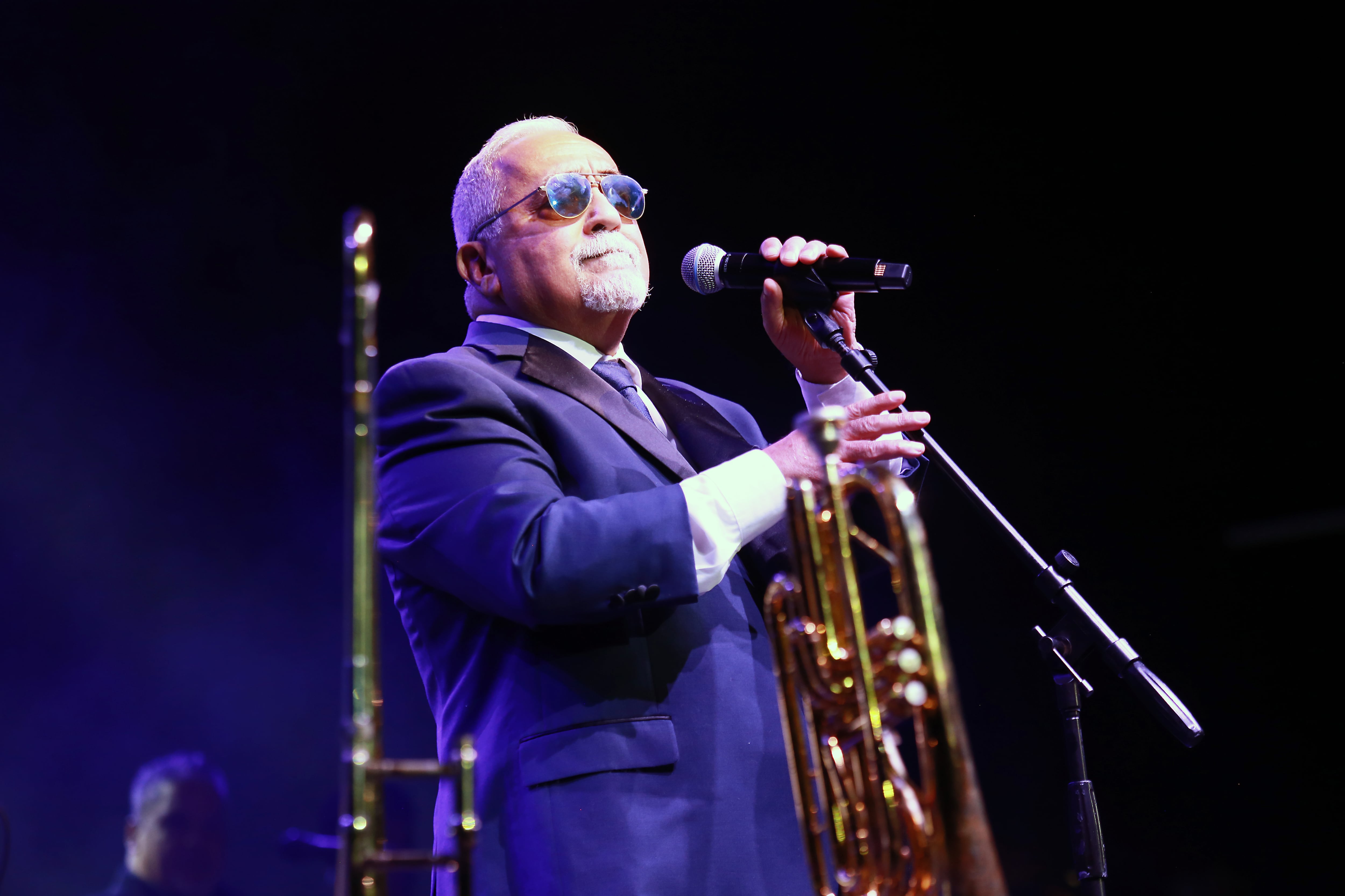 El artista estadounidense Willie Colón, durante un concierto en agosto en 2025.