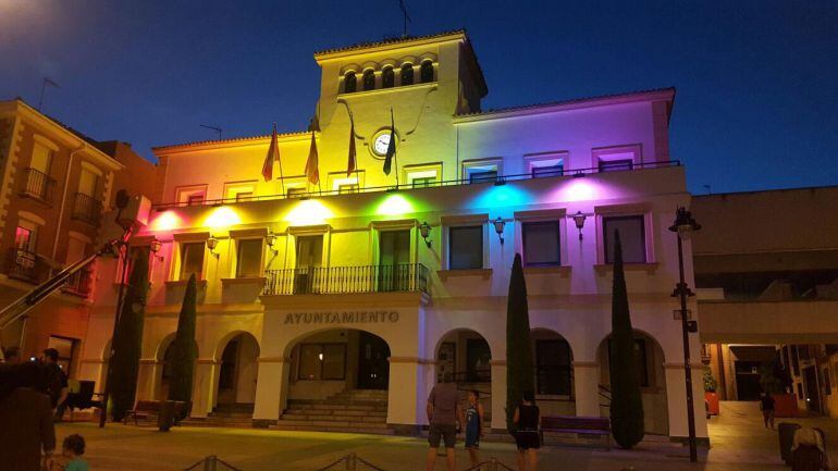 Fachada del Ayuntamiento de Sanse iluminada con los colores LGTBI