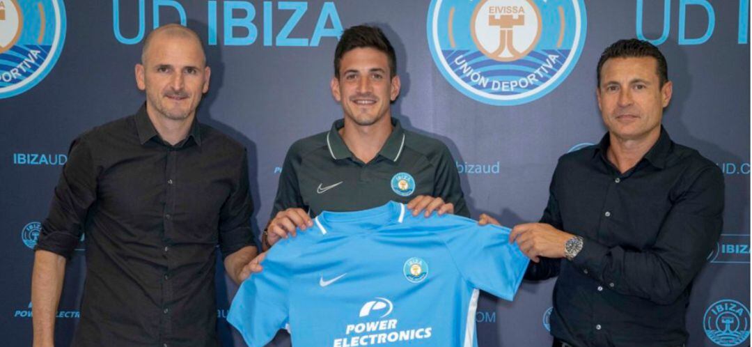 Mendoza durante su presentación como nuevo jugador de la UD Ibiza