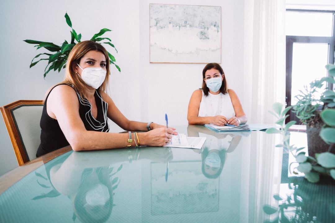 La alcaldesa de Arrecife, Ástrid Pérez, junto a la concejal de Bienestar Social, María Jesús Tovar.