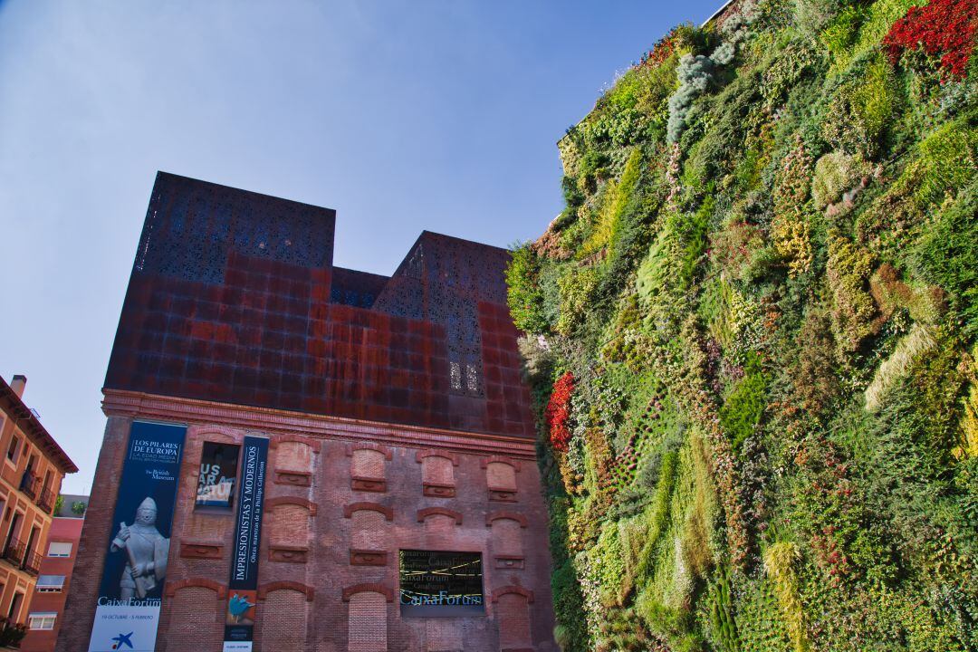 Muere una mujer tras caer por el hueco de una escalera en el Caixaforum