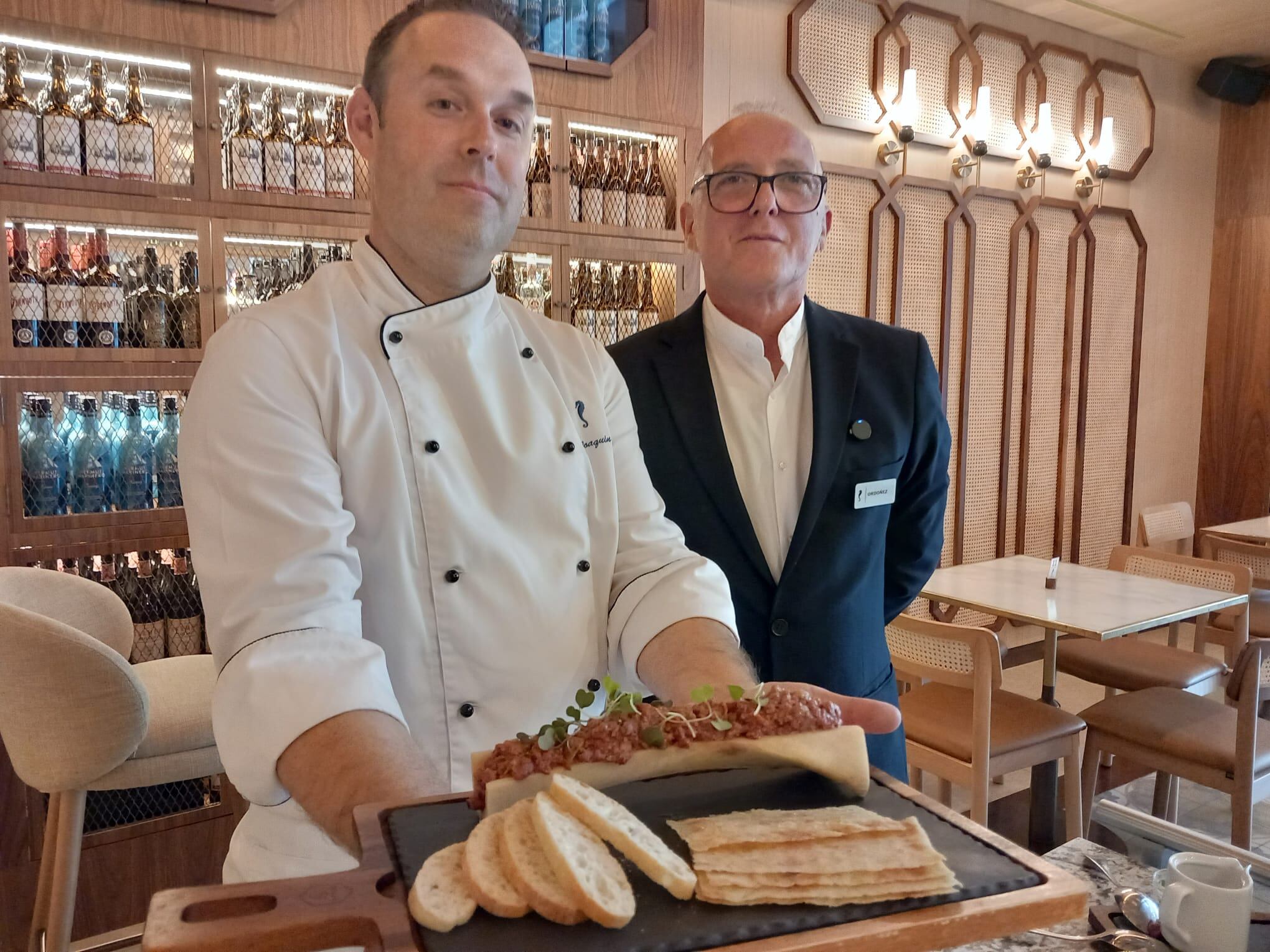 Joaquín García y Manuel Ordóñez, actuales jefe de cocina y maitre de Hipotels Sherry Park, con una ración del steak tartar