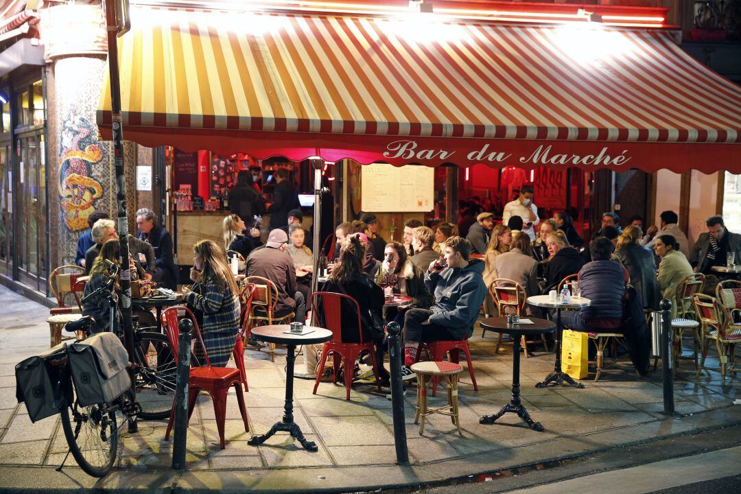 Parisinos en la terraza de una cafetería en la capital francesa