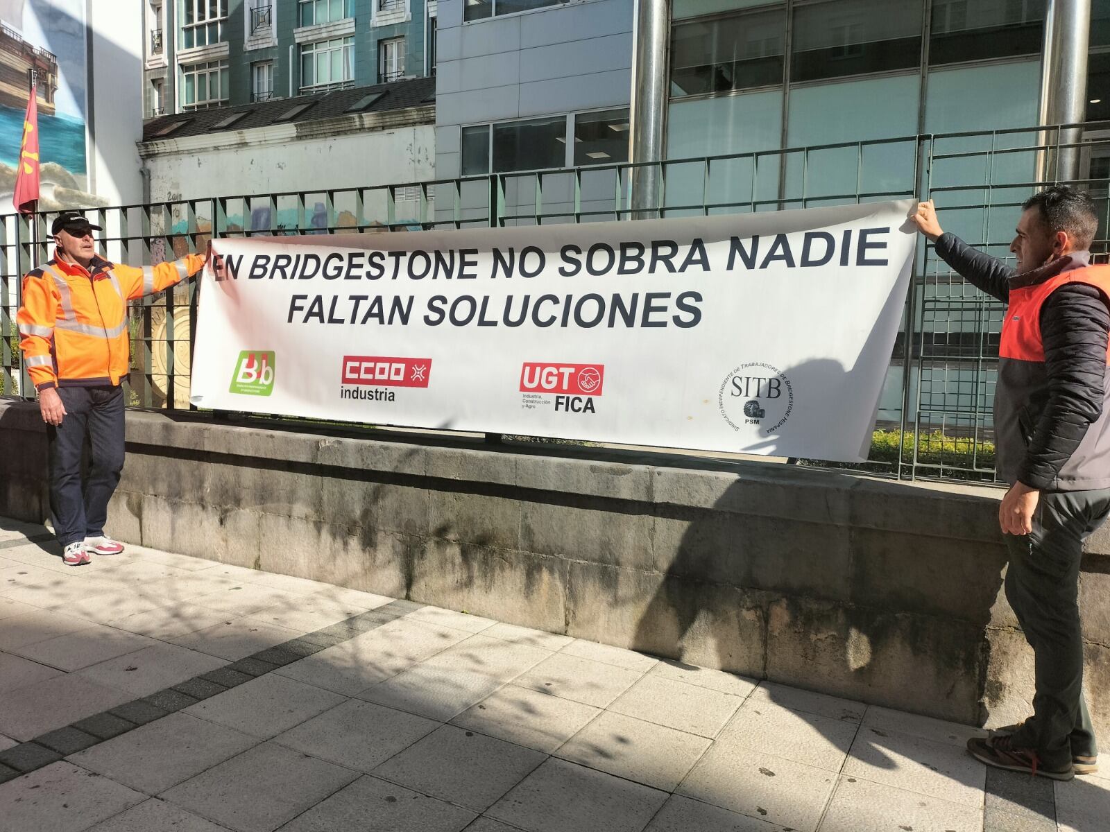 Pancarta en la manifestación en la calle Peñaherbosa frente al Gobierno de Cantabria de Bridgestone