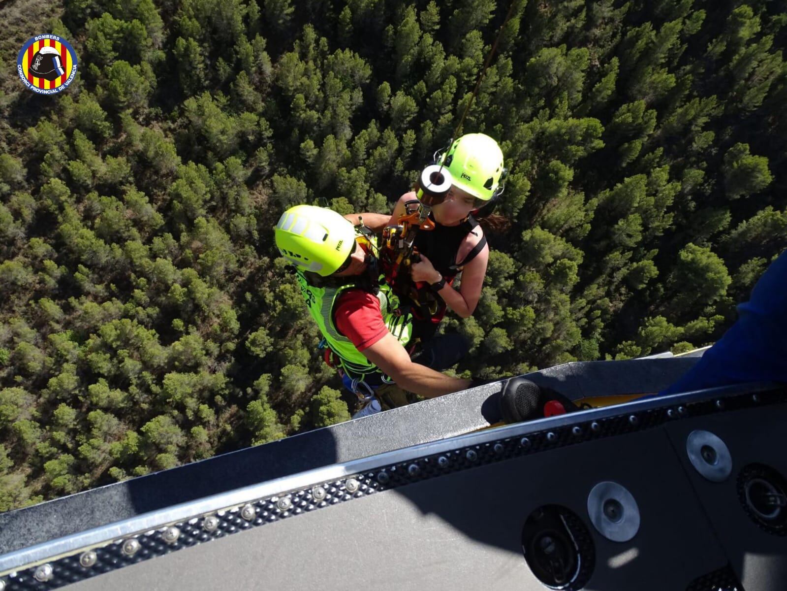 Momento del rescate de esta joven en el Molló de la Creu de Gandia.