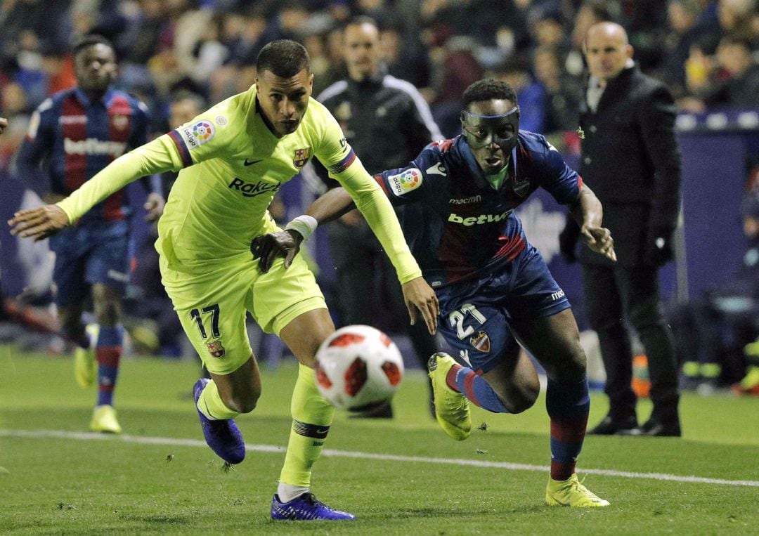 El defensa colombiano del FC Barcelona, Jeison Murillo, persigue el balón ante el delantero ghanés del Levante, Emmanuel Boateng, durante el partido de ida de octavos de final de la Copa del Rey