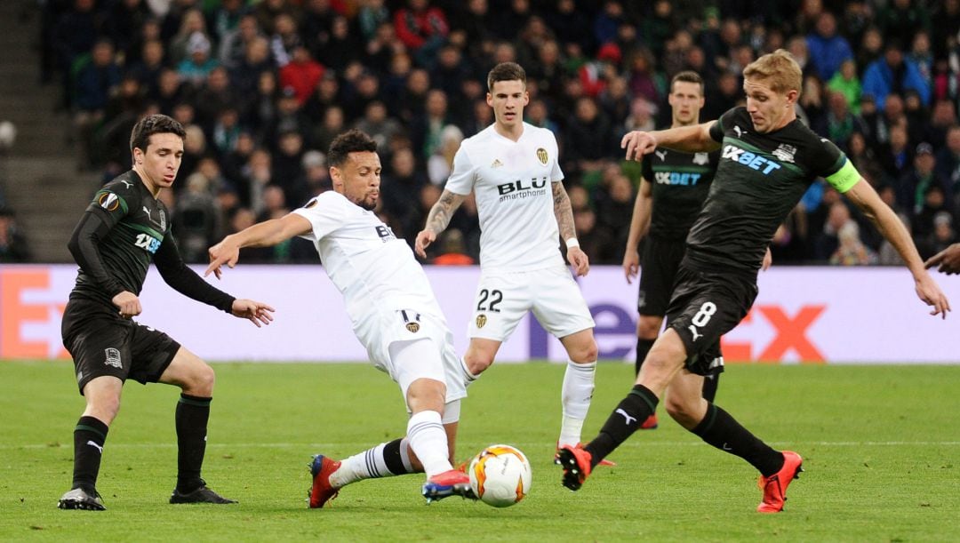 Soccer Football - Europa League - Round of 16 Second Leg - Krasnodar v Valencia - Krasnodar Stadium, Krasnodar, Russia - March 14, 2019  Valencia&#039;s Francis Coquelin in action with Krasnodar&#039;s Yuri Gazinski             REUTERS, Sergey Pivovarov