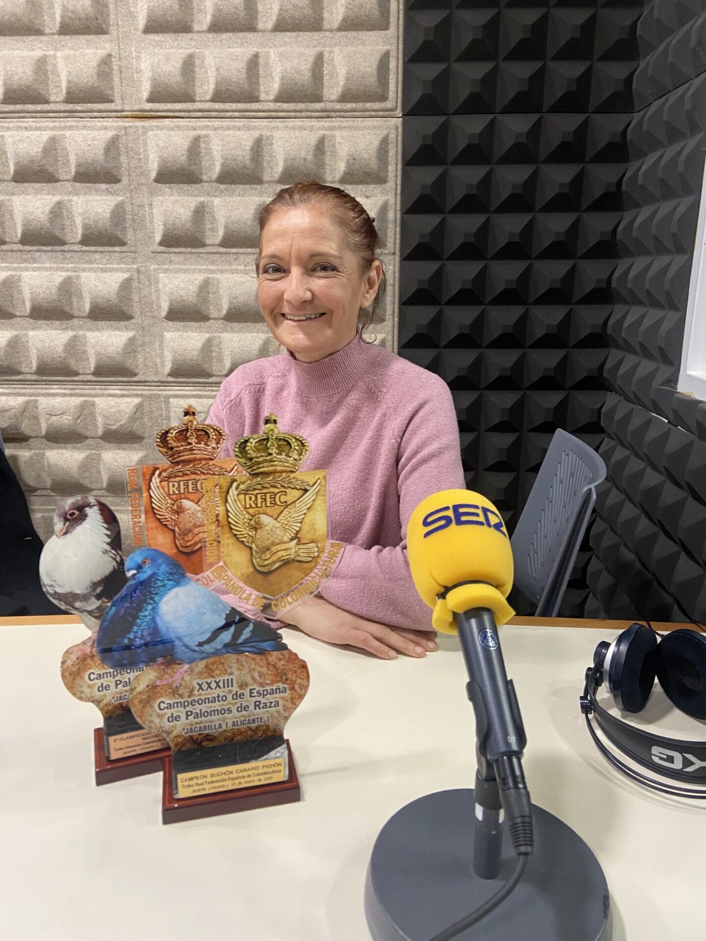 Mónica López. Campeonato colombicultura España. 1º premio Buchón Moroncelo Pichón y 1º premio Buchón Canario Pichón