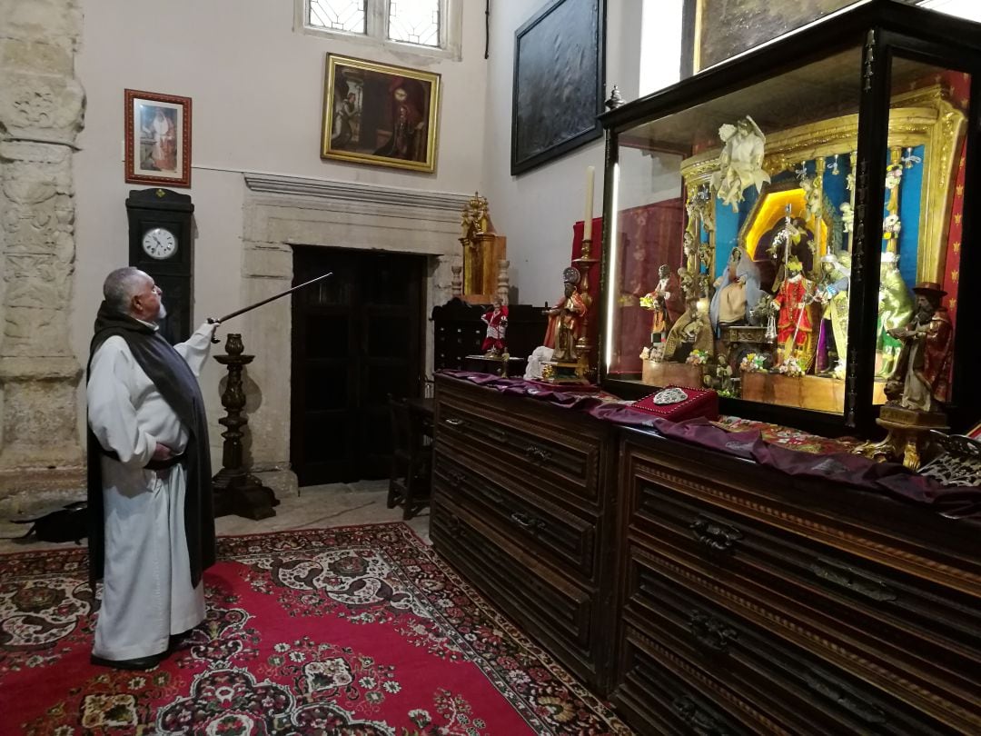 Fray Andrés, prior del Parral muestra algunas de las piezas que forman parte de la exposción sobre San Jerónimo