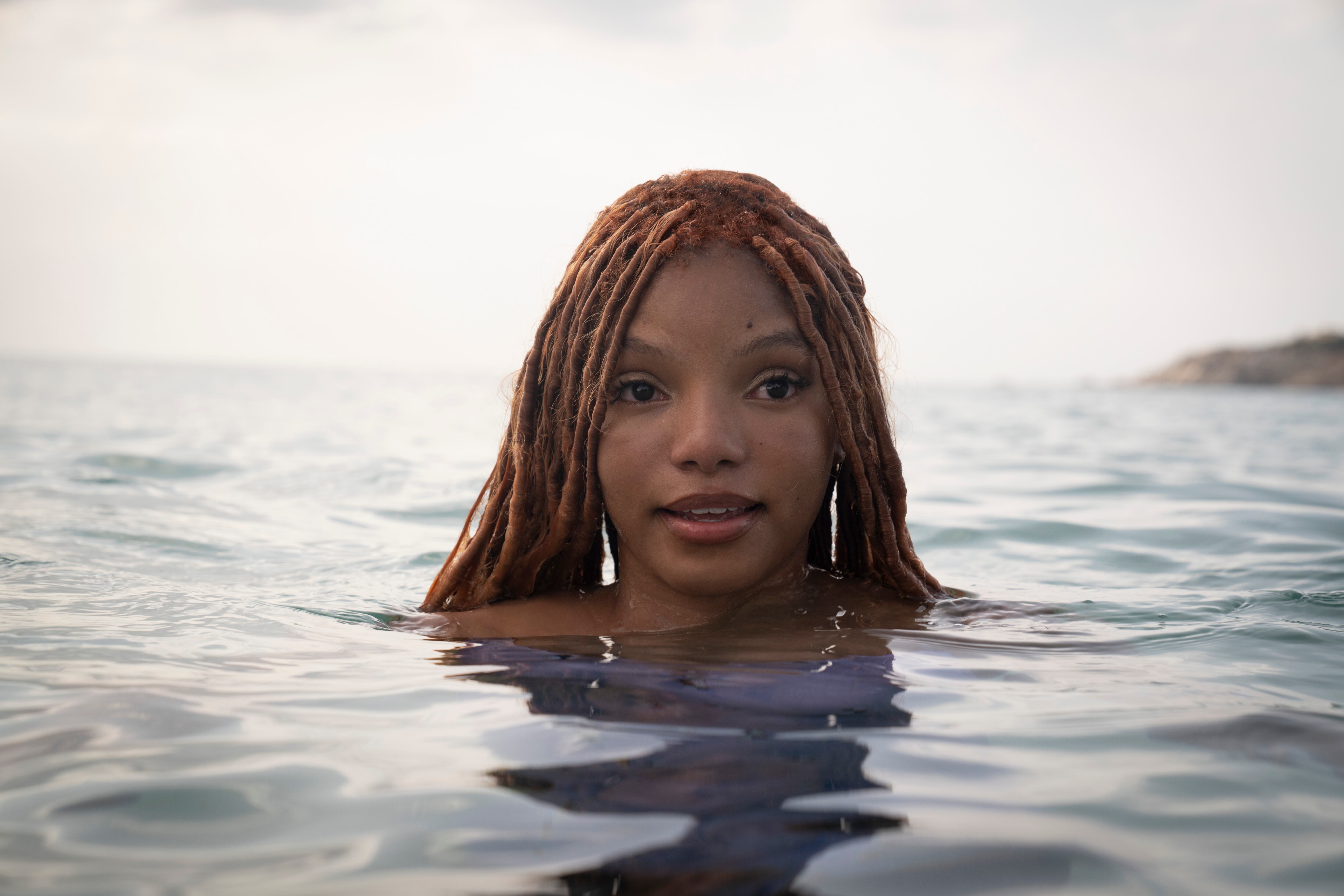 Halle Bailey como Ariel en La sirenita.. Photo by Giles Keyte. © 2023 Disney Enterprises, Inc. All Rights Reserved.