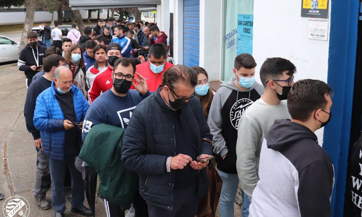 Aficionados del Xerez DFC haciendo cola para comprar su entrada