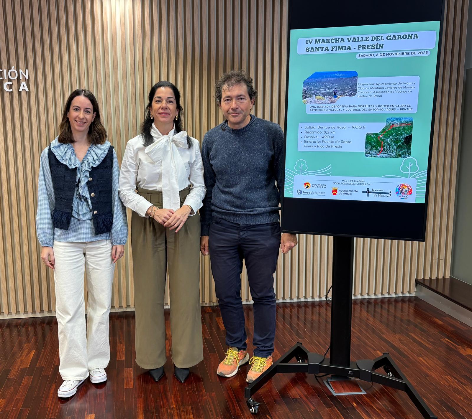Sara Romance, Lola Ibort y Javier Cruchaga en la presentación de la Ruta del valle del Garona
