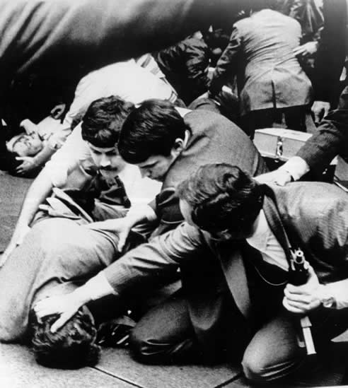 Imagen del presidente de los Estados Unidos, Ronald Reagan, tras el atentado del que resultó gravemente herido en 1981.