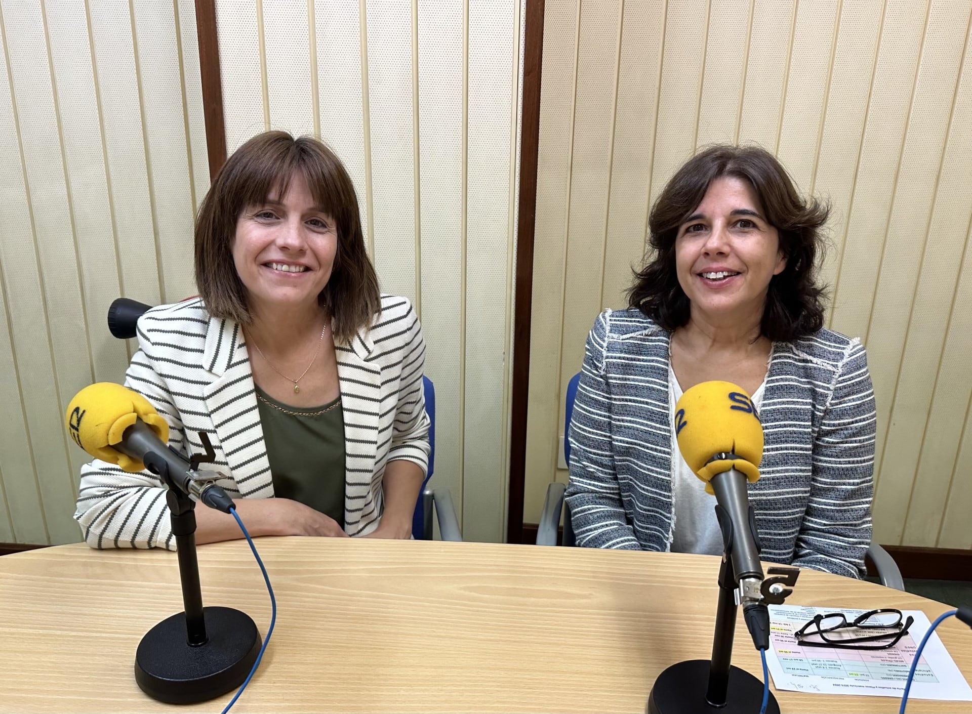 Esther Gutiérrez y Ángeles Pérez, secretaria y directora de la UNED en Barbastro